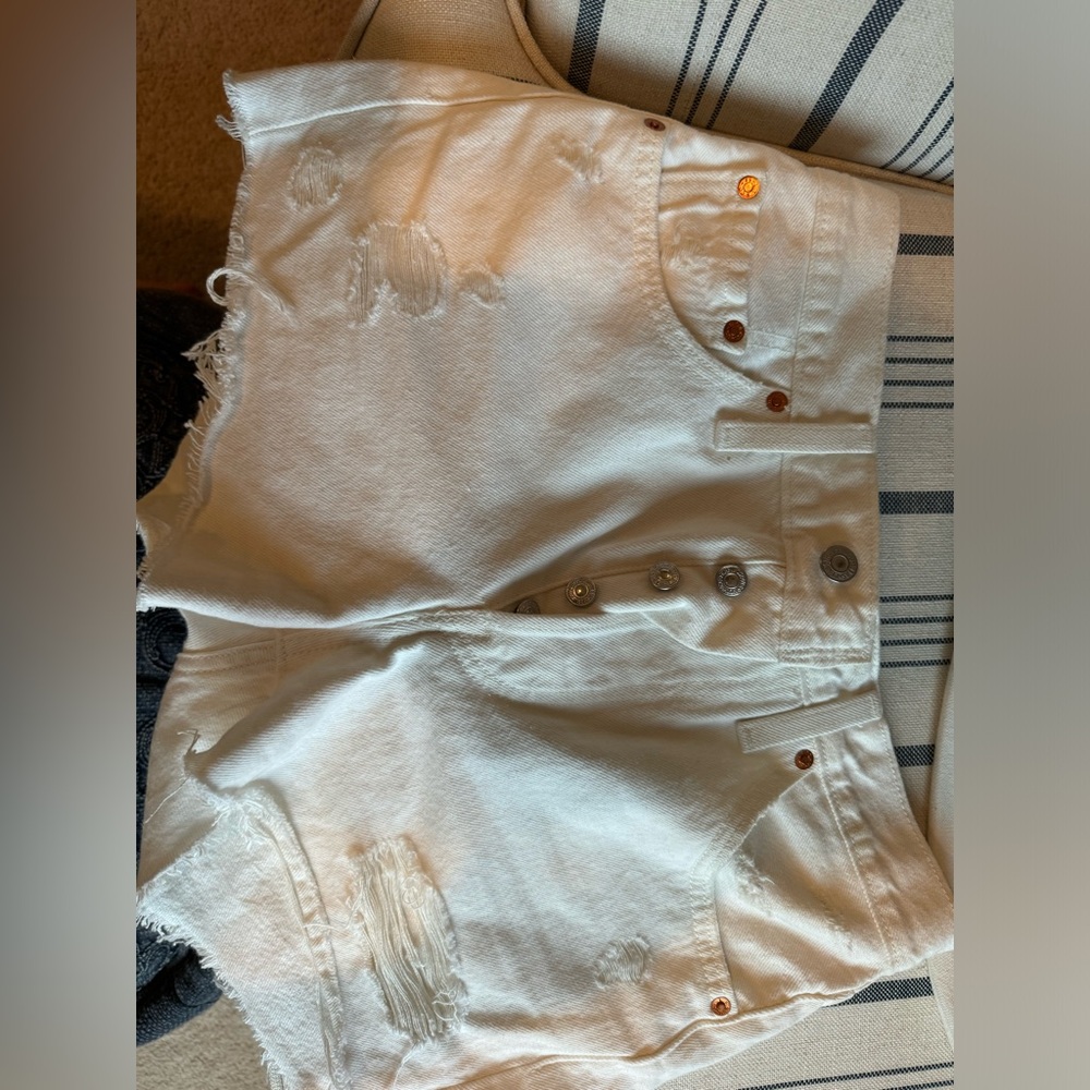 Levi’s 501 cream Jean shorts size 27